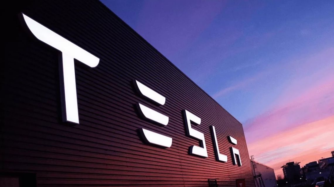Tesla осенью покажет свой грузовик «на батарейках»