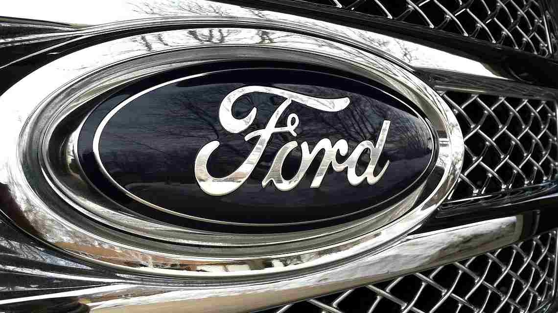 Рыцари автомобильного стола: Ford запатентовал необычный интерьер