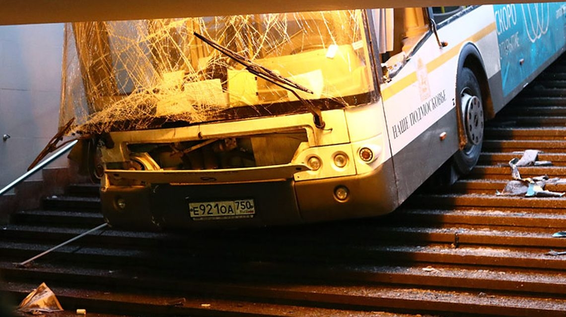 Автобус в Москве въехал в подземный переход. Есть жертвы