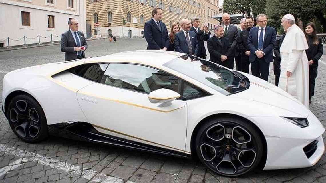 Папа Римский продал свой Lamborghini за 715 тысяч евро